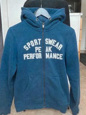 Peak performance hoodie - I fint skick. Är liten i storleken så passar nog bättre S. 