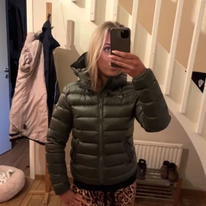 Colmar Jacka grön  - En riktigt snygg grön colmar jacka som passar från höst till vår😍 Vi köpte den här och min dotter har använt den några gånger och nu är det dags för en ny ägare.. Använts minimalt och är i riktigt bra skick utan några defekter.  ( Köpt  på zalando för 3500 ) 