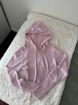 Ljusrosa stickat sett  - Mysigt  ljusrosa stickat sett Materialet är mjukt och stretchigt, perfekt för en avslappnad look. Byxorna är lite smutsiga där nere har försökt tvätta flera gånger går inte bort.