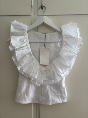 Vit volang topp Zara - Superfin vit volang topp som är populär från Zara. Helt ny med prislappen kvar! Storlek S!💕