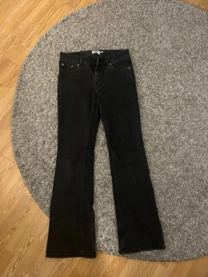 Lågmidjade bootcut jeans - Säljer ett par lågmidjade bootcut svarta jeans från Lager 157. Säljes på grund av att de inte används. De är i väldigt fint skick då de knappt är använda. De är i full length och i storlek XS. De är inköpta för 450kr, säljes för 300kr men pris kan diskuteras. Det är bara att fråga om du vill ha fler bilder eller om du har några frågor💕💕