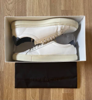 Vita Givenschy skor storlek 45 - Ett par vita givenchy skor i storlek 45. Skorna är i bra skick, men lite slitna på vissa ställen som tillexempel  skosnörena. Orginalbox och dustbag ingår. 