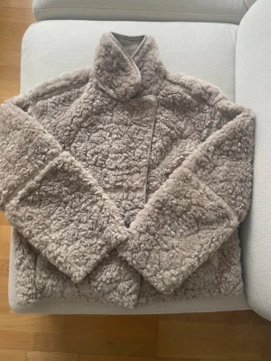 Fuskpäls jacka hm - Jätte fin teddyjacka från hm. Storlek xs inga fläckar eller liknade. Knappt använd. 