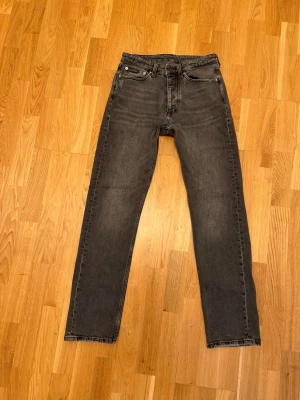 Grå jeans från Calvin Klein straight fit  - Snygga grå jeans med rak passform. Storlek W29/L32. Pris kan diskuteras 