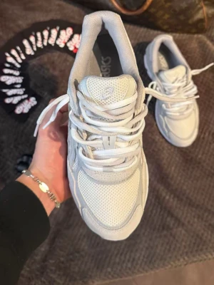 Asics gel nyc - Step up your everyday style with these sleek, neutral-toned ASICS sneakers. Designed with a modern chunky silhouette, they’re perfect for both casual outfits and athleisure looks.