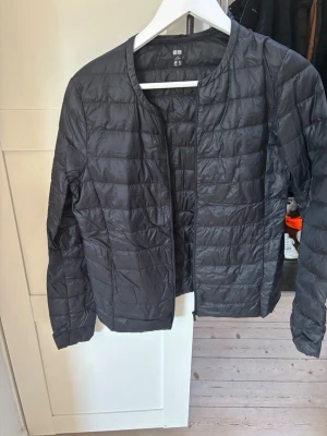 Jätte fin tunn jacka från uniclo - Tunn och skön perfekt till sommaren. Den har dragkedja istället för knappar som är de vanligsste