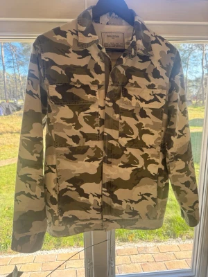 Zadig & Voltaire Camo Jacket – strl S  - Ikonisk limited edition-jacka från Zadig & Voltaire Paris | En sån här hittar du inte igen | Signatur-chevrons i orange på ryggen | Helt oanvänd nyskick | Nypris 5 000 kr | Säljes för 3 000 kr | Priset kan diskuteras | Skickas samma dag | Kan lösa fler bilder på begäran 📦 