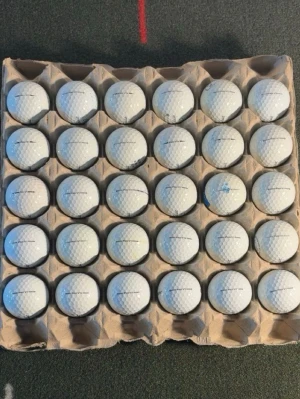30 vita pro v1 golfbollar Titleist - Säljer 30 stycken vita pro v1 golfbollar från Titleist. Bollarna har klassisk dimple-design och är perfekta för dig som vill fylla på golfbagen inför säsongen. 
