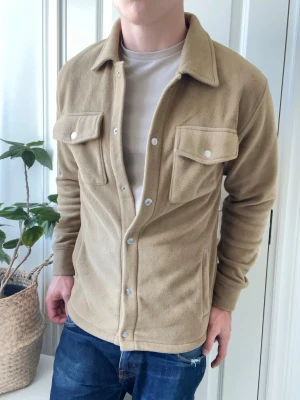 Selected home overshirt  - Selected home overshirt beige, i väldigt mjukt matieral. Inga defekter! Modellen i bilderna är 180 cm 75 kg och bär Storlek S , Kom med frågor! 🌟 (Kan gå ned i pris vid köp av paket 😉) 