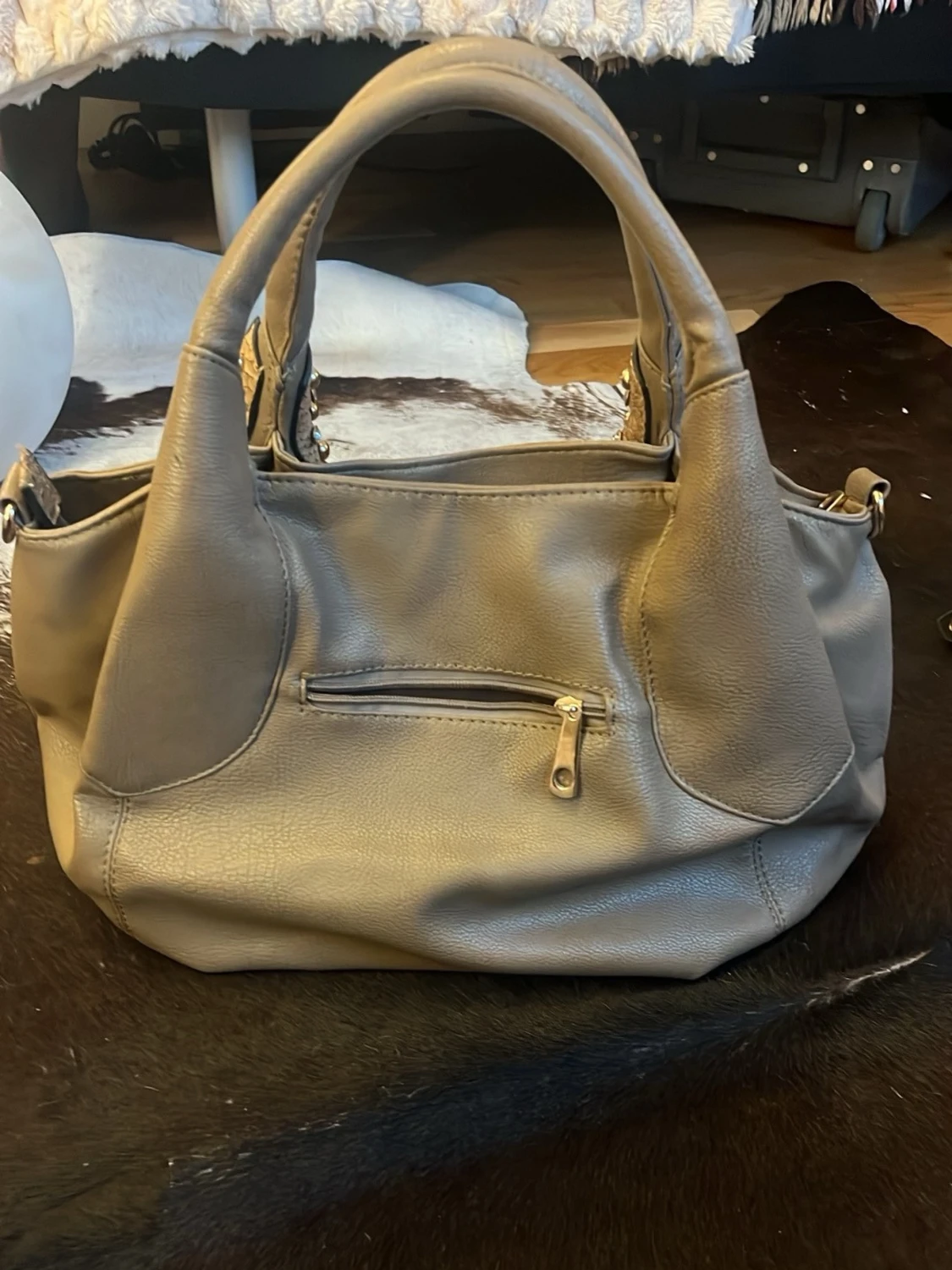 Beige handväska med nitar - 2