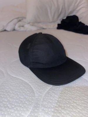 Gucci keps nylon M - Kepsen är i perfekt skick utan några som helst defekter. Finns att hämta i Stockholm, annars frakt. Storlek M. Skriv för fler frågor.👍