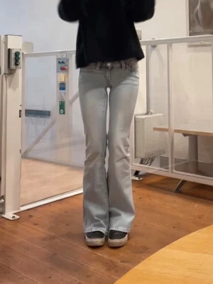 Gina 14+ jeans - Lågmidjade jeans från 14+ gina tricot storlek S🩷 jeansen har två styckna fläckar (se de två sista bilderna) som knappast syns.