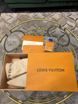 Louis Vuitton svarta sneakers  - Louis Vuitton sneakers i svart med klassiskt monogrammönster. Skorna har rund tå, platt sula och snörning. Materialet är en mix av skinn och mocka med vita detaljer på sulan. Snygg och lyxig design med tydliga LV-loggor på både sidor. Köpt från LV egna butik. Kvitto och certifikat ingår samt lv tygpåsar för skorna och box. Ny pris mellan 12-13 tusen kronor. Mitt pris 7000kr. Storlek 42 vid snabb affär kan priset diskuteras hör av dig för fler foton, först till kvarn ;)