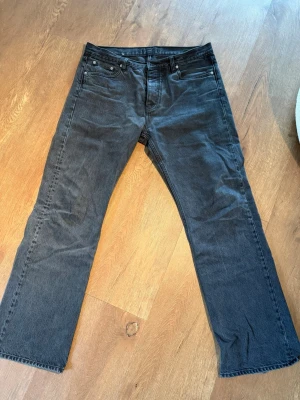 Hope Rush Jeans - Säljer mina Hope Rush Jeans i storlek 32!  Väldigt fint skick, lite naturlig slitage vid hälarna.  2 Små vita fläckar som inte försvinner, se bild 3 och 4!