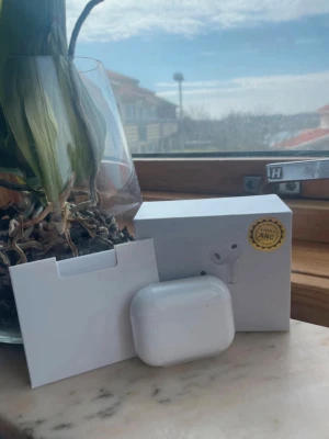 Säljer ett par nya AirPods pro - ✨Säljer ett par stilrena trådlösa hörlurar med aktiv brusreducering (ANC)  – perfekta för både musik, poddar och samtal 🎧 ✔️ Väldigt lite använda – i fint skick ✔️ Laddningscase ingår ✔️ Extra silikonpluggar i olika storlekar medföljer ✔️ Smidig touchkontroll & bra passform ✔️ Snygg vit design inspirerad av EarPods Pro Perfekta för träning, resor eller vardag – stänger ute störande ljud och ger en riktigt bra lyssningsupplevelse. 💰 Pris: 799 kr 📦 Skickas snabbt & välpackat Hör av dig vid frågor!