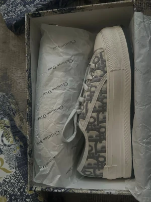 Christian Dior sneakers  - Lyxiga sneakers från Dior med ikoniskt grått och vitt mönster. Är öppen för pris förslag. 