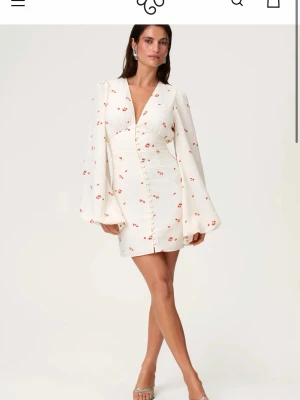 Adoore klänning - Säljer min adoore klänning i storlek 36, den är inte använd än