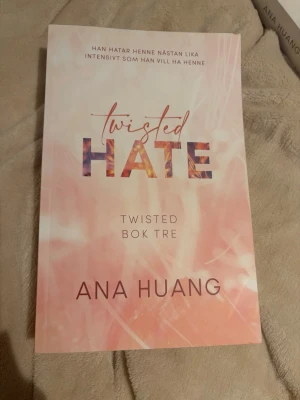 Twisted Hate av Ana Huang - Twisted Hate är tredje boken i Ana Huangs populära New Adult-serie. Boken har ett mjukt omslag i rosa och persikofärgade toner med stilren text. Perfekt för dig som gillar romantik, känslostormar och spännande relationer.