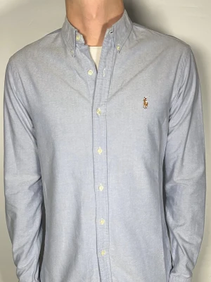 Ralph Lauren skjorta - Säljer en riktigt snygg och trendig Ralph Lauren skjorta i fint skick, storlek M, vid frågor är det bara att skriva //Gramenti