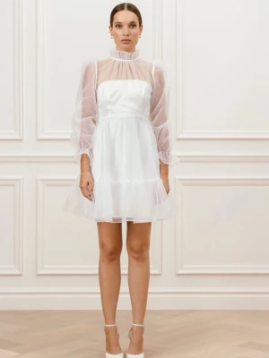 Vit volangklänning med puffärmar - Superfin vit kort klänning med transparenta puffärmar och volangdetaljer. Hög krage med rysch och lätt A-linjeformad siluett. Klänningen har ett romantiskt uttryck och är tillverkad i ett tunt, skirt material som ger en luftig känsla.