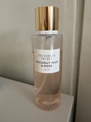 Victoria's Secret Coconut Milk & Rose - Fräsch body mist från Victoria's Secret med doft av kokosmjölk och ros. Från början var det 250 ml så nu är det lite mindre!