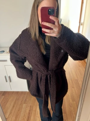 Mörkbrun teddyjacka med knytskärp - Säljer denna snygga jacka från Gina. Den är i väldigt bra skick 