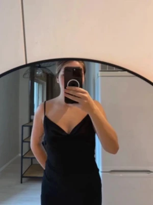 svart linne - Oanvänt svart linne från H&M i storlek S 🩷