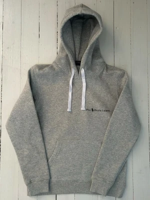 Ralph Lauren hoodie herr storlek S  - Hej! Säljer denna riktigt schyssta hoodie från Ralph Lauren. Den är i storlek M men sitter en storlek litet och passar därför som en S. Den är endast använd någon enstaka gång och är därmed i ett nyskick. Original lappar och påse finns kvar och medföljer naturligtvis vid köp. Jag fraktar alltid snabbt! Mvh