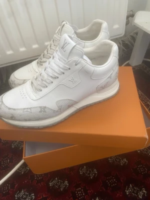 Vita Louis Vuitton sneakers Runaway - Snygga vita Lv sneakers använd endast 3 gånger men blivit lite smutsiga senaste gången. En tvätt så är dem nya igen. 
