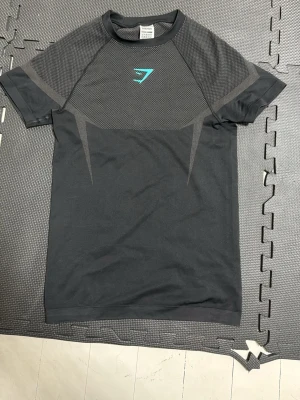 Gymshark Onyx V5 - Helt oanvänd Onyx V5. Tog bara ut den ur förpackningen för att ta bild. Den här är 100% äkta till skillnad från vissa andra. Pris kan diskuteras. Storlek S.