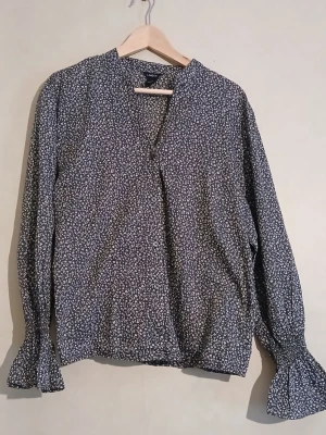 Somrig blus - 100% bomull. Vid passform.