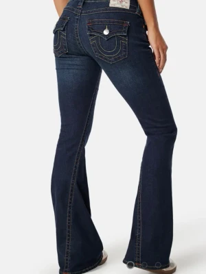 Mörkblå bootcut jeans True Religion - Snygga mörkblå bootcut jeans från True Religion med kontrastsömmar och ikoniska fickdetaljer bak. Jeansen har låg midja, storlek w28 
