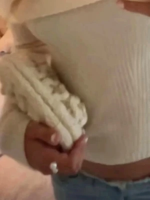 Beige stickad handväska🤍 - Trendig beige handväska i stickat material med chunky flätmönster. Väskan har en mjuk och slouchy form, perfekt att bära under armen. 