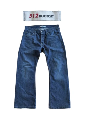 Levi's 512 Bootcut jeans blå - Ett par riktigt feta vintage 512 bootcut jeans🔥🔥  Mått: Benlängd 100 cm Benöppning 24 cm Midja 44 cm  Skriv om du har några frågor✍️✍️✍️