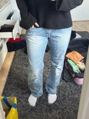Ljusblå raka jeans - Säljer ett par ljusblå jeans med rak passform. Jeansen har normal midja och är tillverkade i denim, vilket ger en avslappnad och tidlös look. Perfekta till en enkel outfit och passar till det mesta. Är lite slitna längst ned, men inget som syns, se bild. Jag är 165cm