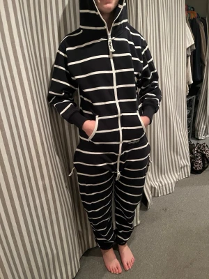 OnePiece- jumpsuit - OnePiece, blå och vit randig. Sparsamt använd inga defekter. 