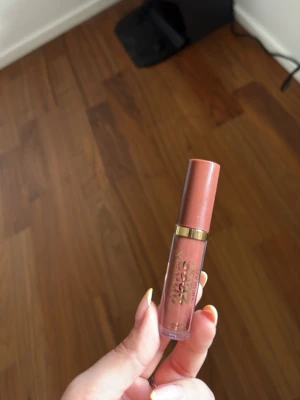 Maxfactor  läppglans Chocolate Glow - Läppglans från maxfactore i nyansen 180 Chocolate Glow. Färgen är en varm brunrosa ton med glansig finish. Endast testad på handen 