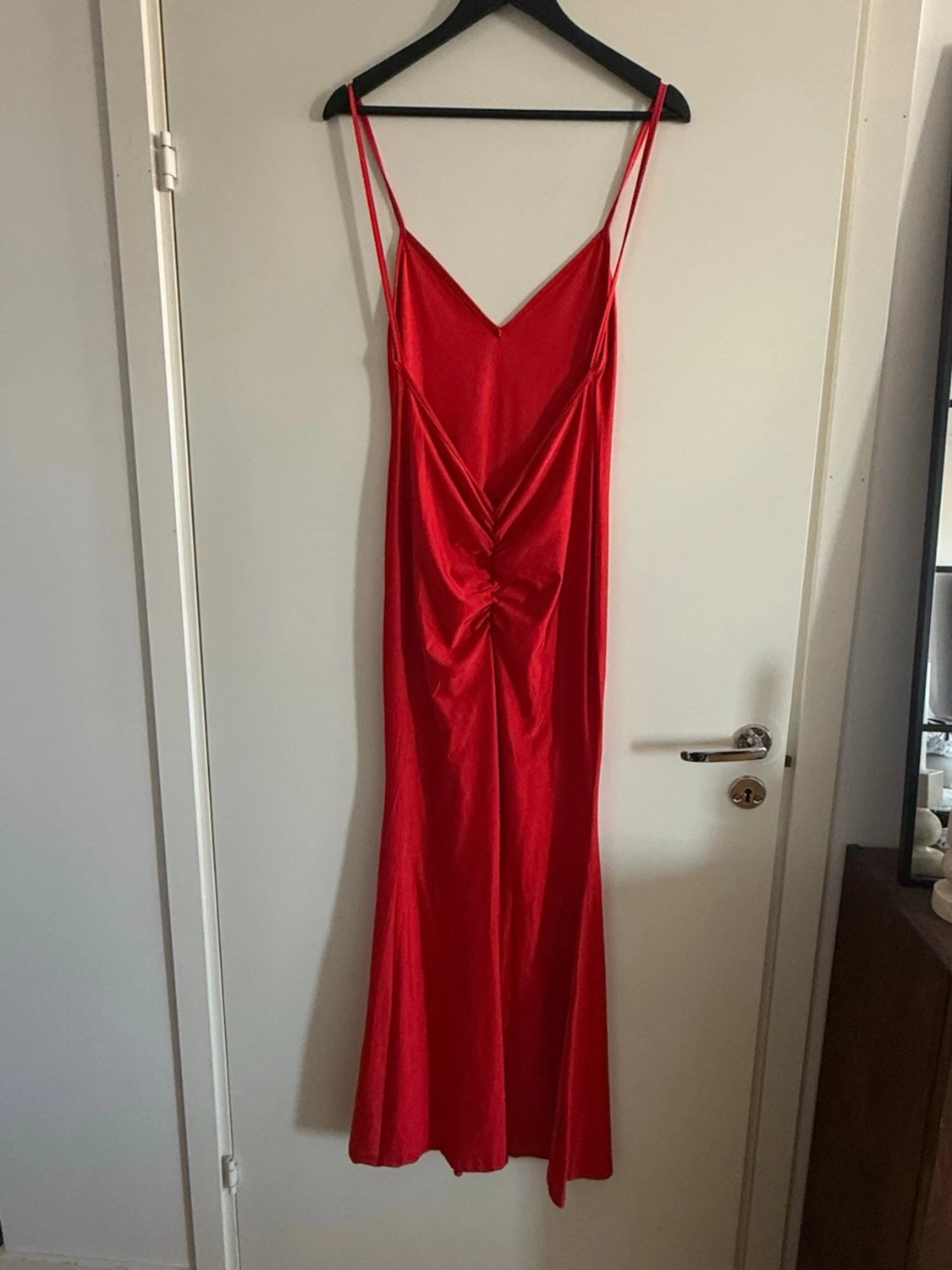 Röd lång klänning med smala axelband - 1