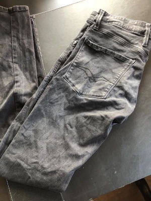 Replay Anbass - Säljer ett par riktigt snygga Replay anbass. Storleken på jeansen är W32, L34. Passar till S/M. Perfekta till vardagslooken och passar till det mesta. Säljs för 199kr pga att jag inte får användning av dem och nypris är 1500-1800kr!☺️
