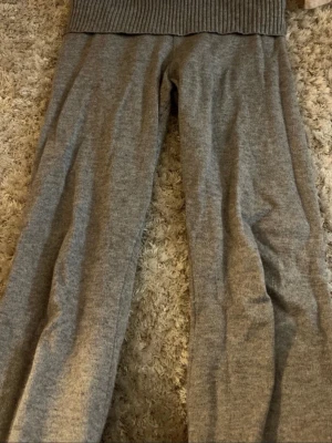 Grå stickade yoga pants - Mysiga grå stickade loungewear-byxor med ribbad midja. Perfekta för att chilla hemma eller ha en avslappnad dag. Byxorna har en loose passform och är supermjuka mot huden.