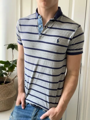 Randig Ralph lauren pike  - Randig Ralph lauren pike, gillar verkligen denna✌️, Inga defekter! Modellen i bilderna är 180 cm 75 kg och bär Storlek S slim fit  , Kom med frågor! 🌟 (Kan gå ned i pris vid köp av paket 😉) 