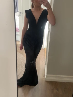 Balklänning  - Helt ny svart klänning, passar till bal eller liknande💕