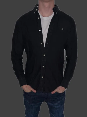 Svart skjorta från Morris  - Svart skjorta från Morris i storlek M. Fint skick till ett bra pris. Nypris: 1995kr. Mitt pris: 349kr. Vid frågor eller funderingar, tveka inte att höra av dig.