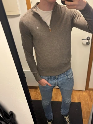 Merinoull halfzip från Morris - Brun merino john half zip Lappen står L men passar mer som S Skick 9/10 Längd 63cm, bredd 48cm  Skriv vid funderingar  Kolla in profilen för fler liknande plagg!