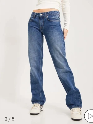 Lågmidjade jeans - Slutsålda jättefina lågmidjade jeans från Nelly, perfekt nu till sommaren, endast använda fåtal gånger 