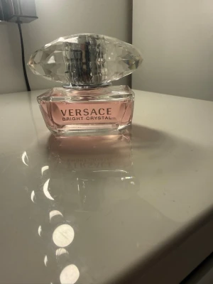 Versace Bright Crystal parfym 50ml - Säljer nu mig Versace Bright Crystal parfym då jag inte gillade doften på mig, knappt använd som man ser på bilderna och visar även original priset och doft noterna. Perfekt för dig som gillar fräscha och blommiga dofter.Har inte kvar kartongen därav säljs den till en billigare peng. 