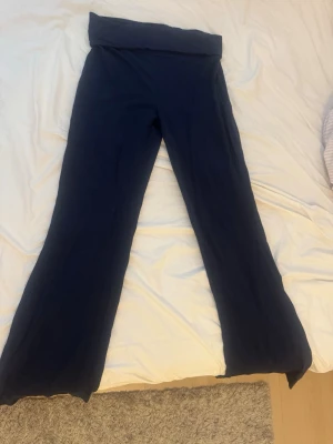 Mörkblå leggings från Gina Tricot - Säljer eftersom de inte används. Bra skick, har dock klippt av lappen som man ser på andra bilden. 