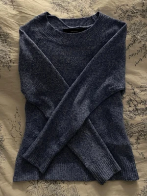 Blå stickad tröja från Vero Moda - Mysig blå stickad tröja från Vero Moda med rund halsringning och långa ärmar. Tröjan har en enkel, rak passform och ribbade muddar vid ärmslut och nederkant. Inga tecken på användning finns då jag använt tröjan max 5 gånger. Säljer pga att tröjan enbart tar plats i byrån!