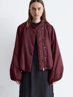 Vinröd oversized bomberjacka - Helt helt ny! Endast testad. Köpte två för att prova strl. Kostar 1390 ny säljer för 1100kr