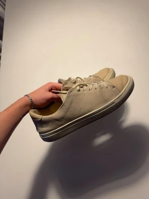 Mockaskor från SNEAKY STEVE - Nypris: ca 1600kr Snygga beige sneakers i mocka från SNEAKY STEVE. Perfekta inför våren och sommaren.
